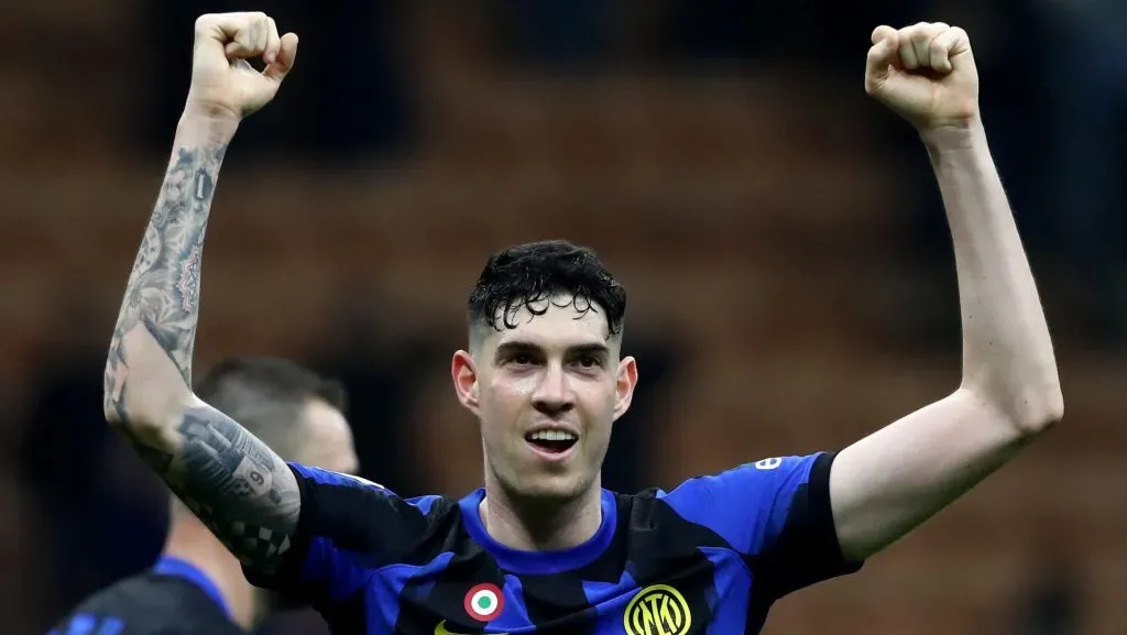 Bastoni é alvo do Barcelona (Photo by Marco Luzzani/Getty Images)