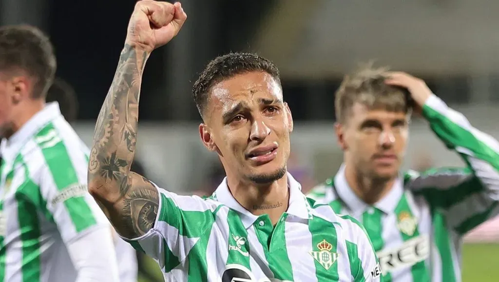 Antony, em campo, com a camisa branca e verde do Betis