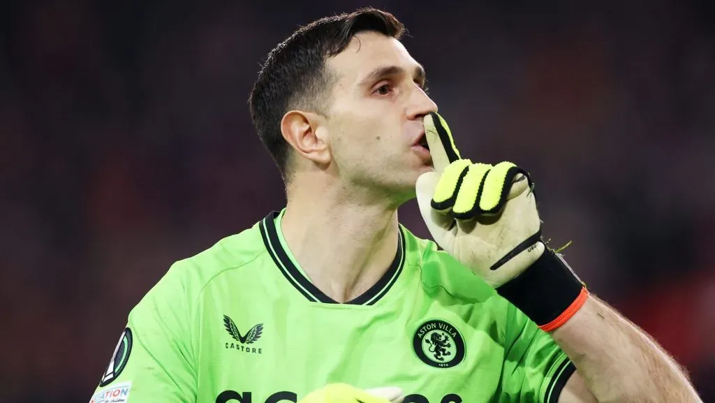 DDibu Martínez seguirá no Aston Villaibu Martínez, alvo do Manchester United, em campo com o Aston Villa (Photo by Alex Pantling/Getty Images)