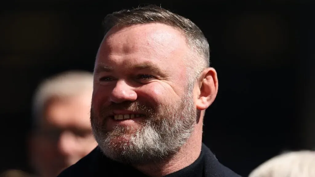 Wayne Rooney elogiou o Liverpool após vitórias decisivas sobre Newcastle e Arsenal, destacando os “sinais de campeão” demonstrados pela equipe. (Photo by Richard Heathcote/Getty Images)