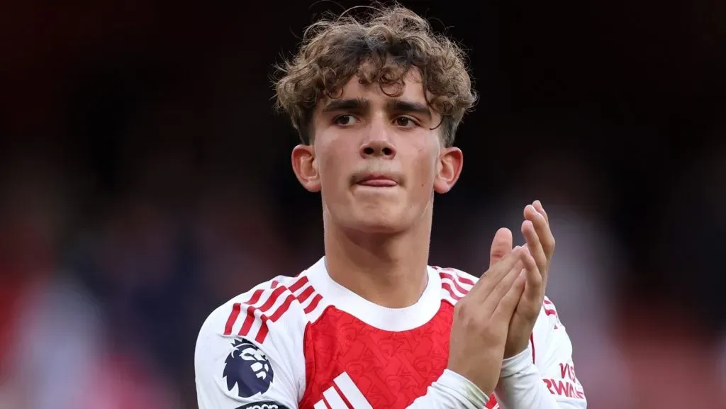 O clube, ciente do potencial e da responsabilidade de lapidar uma joia tão jovem, adota medidas especiais para garantir sua segurança, bem-estar e desenvolvimento acadêmico, enquanto nomes experientes como Declan Rice atuam como mentores nessa trajetória. (Photo by Justin Setterfield/Getty Images)