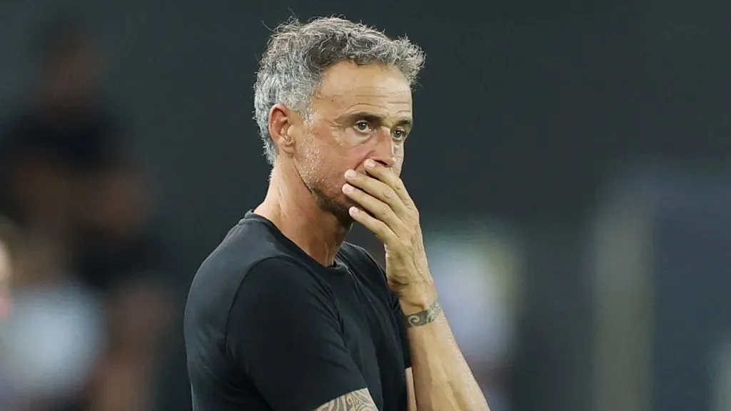 Luis Enrique, treinador do PSG, em campo, com camisa preta