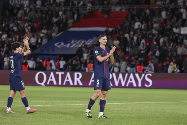 Fabian Ruiz Pena, camisa 8 do Paris Saint-Germain, agradece aos torcedores após a partida da Ligue 1 entre Paris Saint-Germain e Angers SCO, no Parc des Princes, em 22 de agosto de 2025, em Paris, França. Foto: Catherine Steenkeste/Getty Images para a Qatar Airways