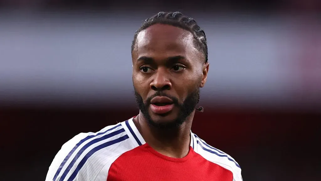 Sterling, com a camisa vermelha do Arsenal