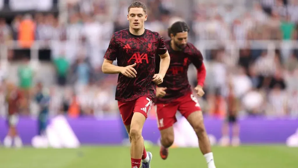 Florian Wirtz se aquece antes da partida da Premier League. Foto: George Wood/Getty Images