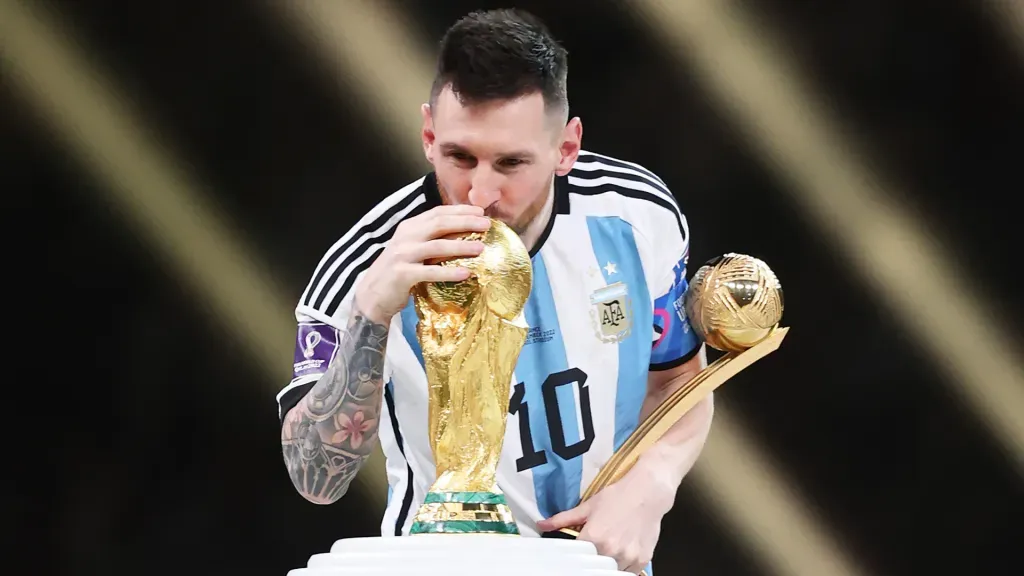 Lionel Messi beijando o troféu da Copa do Mundo. (Foto: Julian Finney/Getty Images)