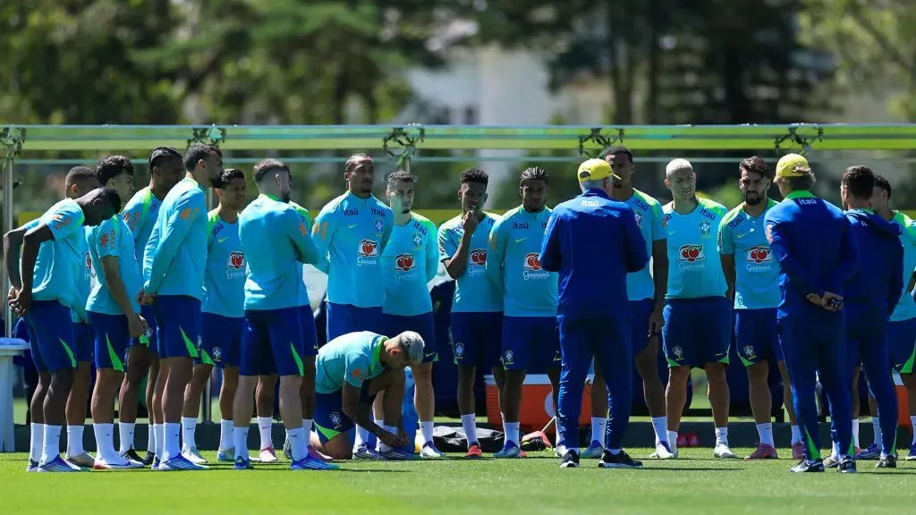 Ancelotti durante treinamento da Seleção Brasileira na Granja Comary (Foto: Buda Mendes/Getty Images)