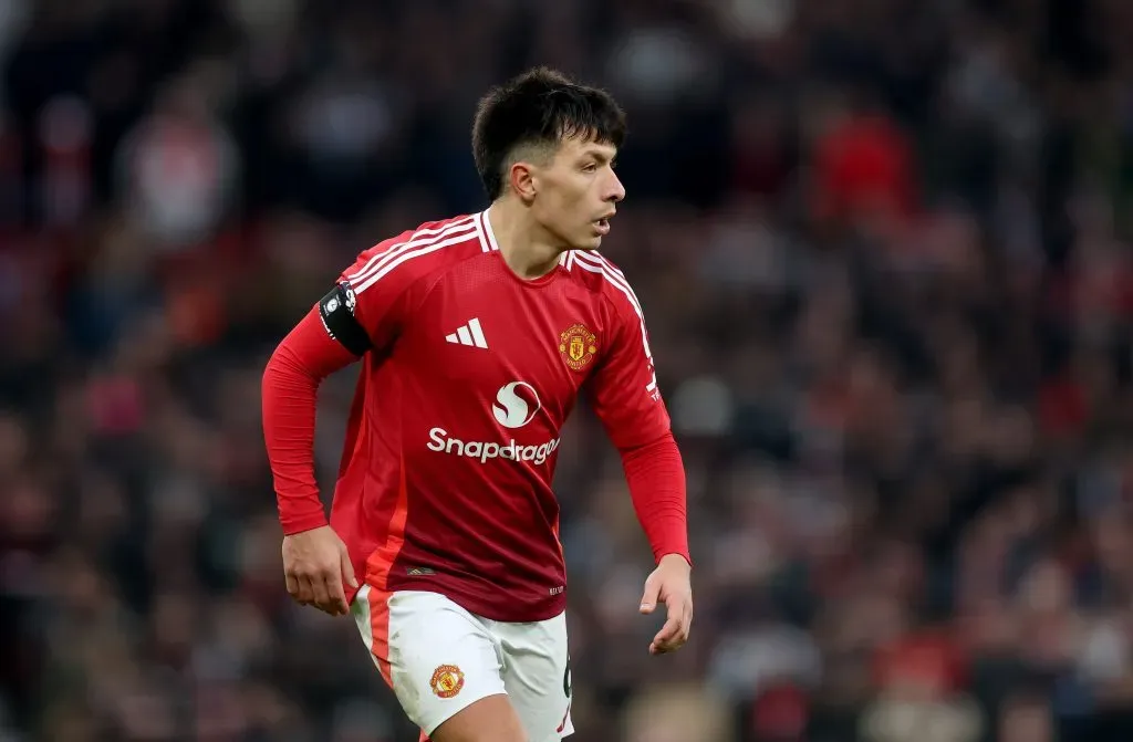 Lisandro Martínez pode deixar o Manchester United (Photo by Carl Recine/Getty Images)
