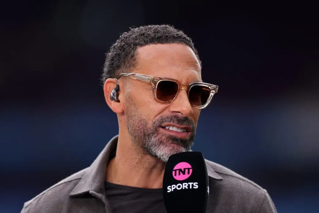 O ex-jogador e atual comentarista da TNT, Rio Ferdinand, é visto apresentando antes da partida da Premier League entre Aston Villa FC e Fulham FC no Villa Park, em 3 de maio de 2025, em Birmingham, Inglaterra. Foto: Molly Darlington/Getty Images