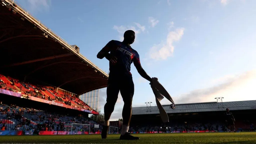 Marc Guehi se aquece antes da partida de play-off da UEFA Conference League. Foto: Ryan Pierse/Getty Images