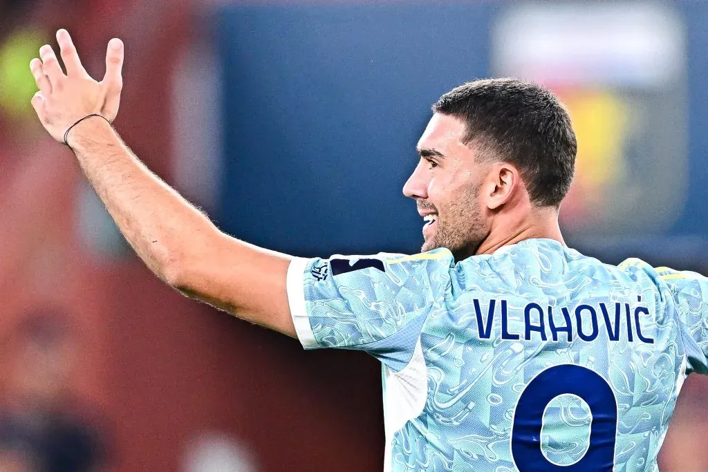 Vlahovic, com a camisa azul da Juventus