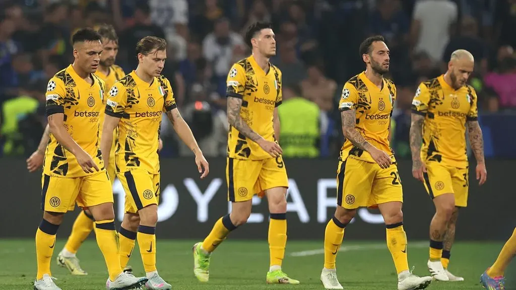 Jogadores da Inter de Milão abatidos durante a partida diante do PSG. Foto: Carl Recine/Getty Images