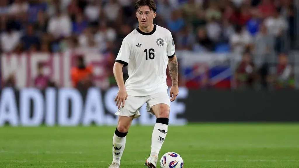 Angelo Stiller corre com a bola durante a partida das eliminatórias da Copa do Mundo FIFA 2026. Foto: Lars Baron/Getty Images