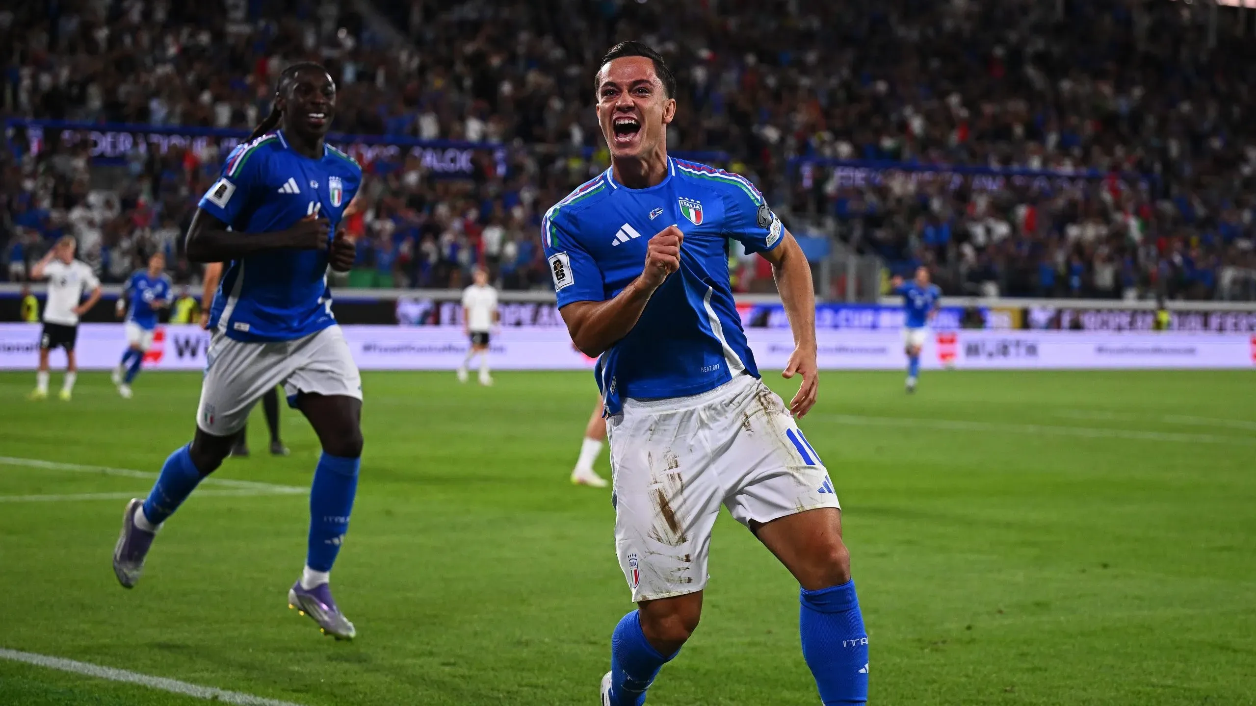 Giacomo Raspadori comemorando gol em Itália x Estônia. Foto: Mattia Ozbot/Getty Images