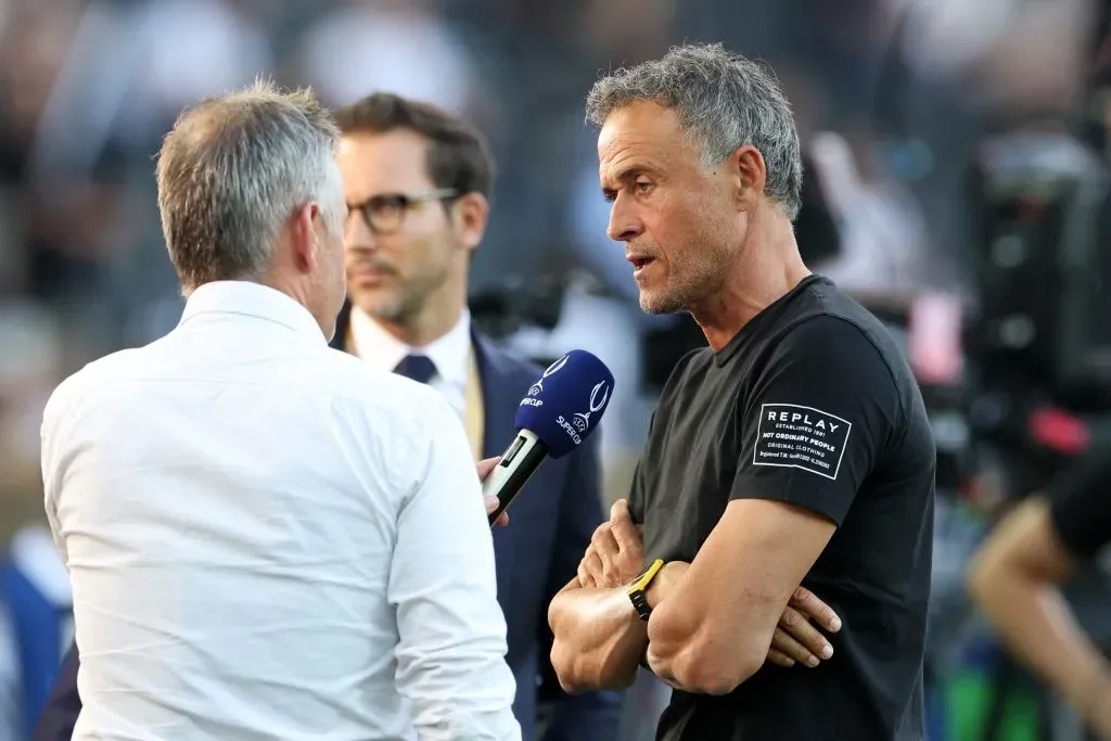 Luis Enrique, técnico do Paris Saint-Germain, fala com a imprensa antes da partida da Supercopa da UEFA de 2025 entre Paris Saint-Germain e Tottenham Hotspur, no Estádio Friuli, em 13 de agosto de 2025, em Udine, Itália. Foto: Claudio Villa/Getty Images