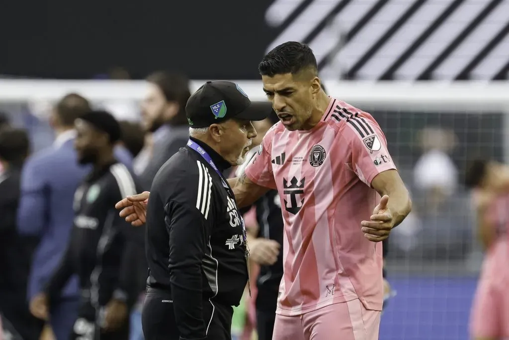 O chefe de segurança Gene Ramirez, do Seattle Sounders, e Luis Suárez, camisa 9, do Inter Miami CF, interagem após a final da Copa da Liga Inglesa entre Seattle Sounders e Inter Miami CF, no Lumen Field, em 31 de agosto de 2025, em Seattle, Washington. O Seattle Sounders venceu por 3 a 0. Foto: Alika Jenner/Getty Images
