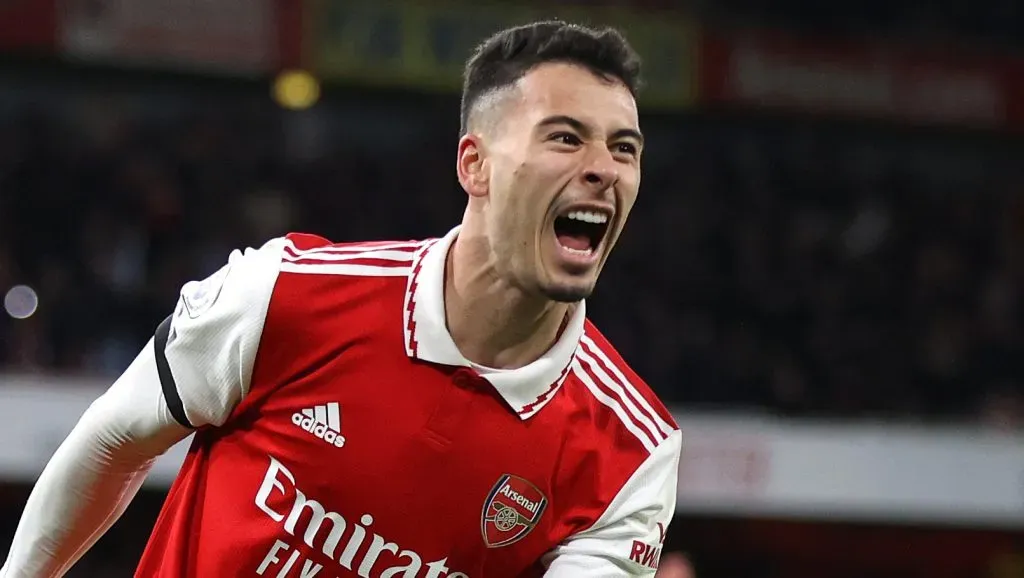 Gabriel Martinelli, em campo, com a camisa vermelha e branca do Arsenal