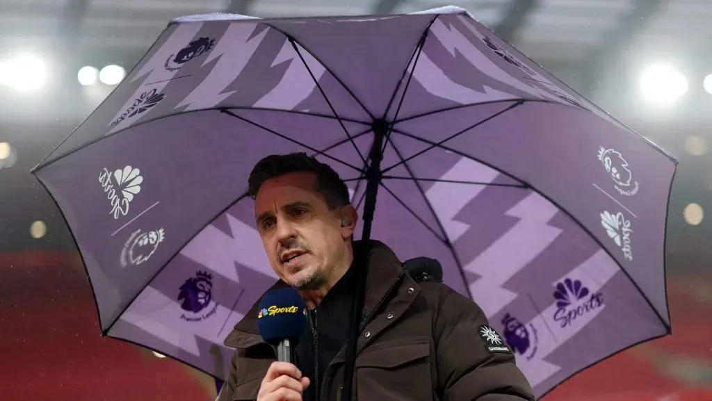 Gary Neville criticou a decisão do Manchester United de dispensar David Raya, alegando que a prioridade por goleiros com boa distribuição pode ter aprofundado a crise do clube. (Photo by Carl Recine/Getty Images)