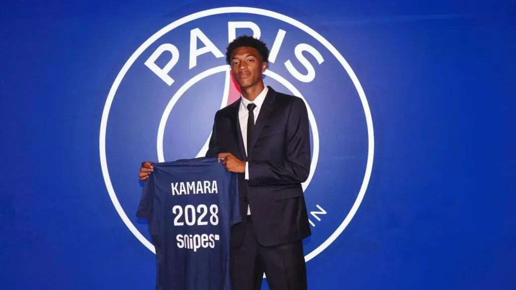 Noham Kamara assinou o primeiro contrato profissional e vai disputar a Champions League (foto: divulgação/PSG)
