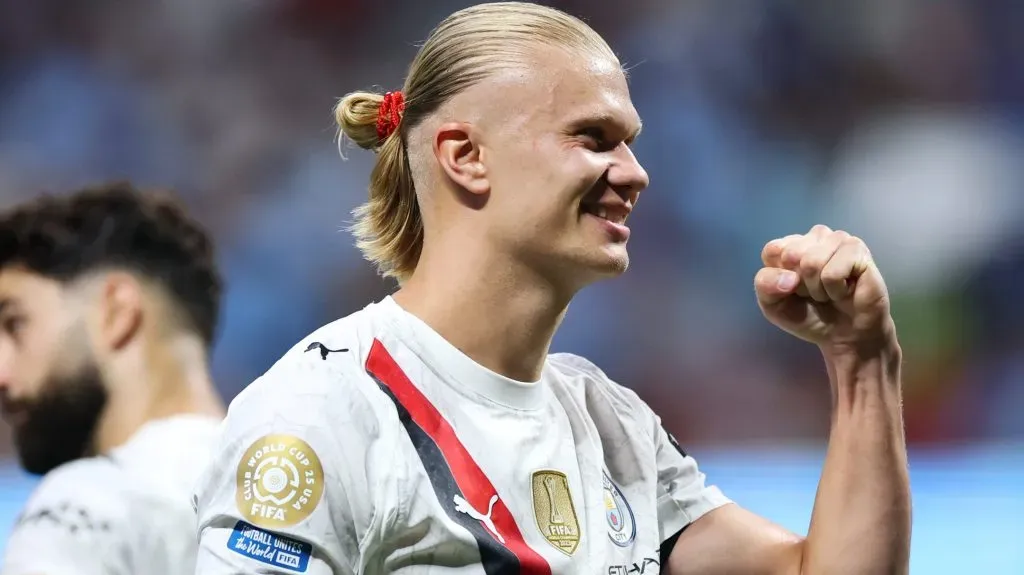 Haaland, com a camisa branca e detalhes vermelhos