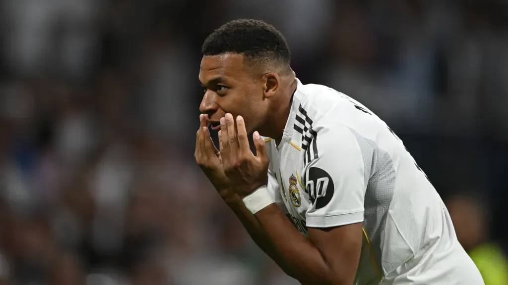 Kylian Mbappé reclama durante partida do Real Madrid (Foto: Denis Doyle/Getty Images)