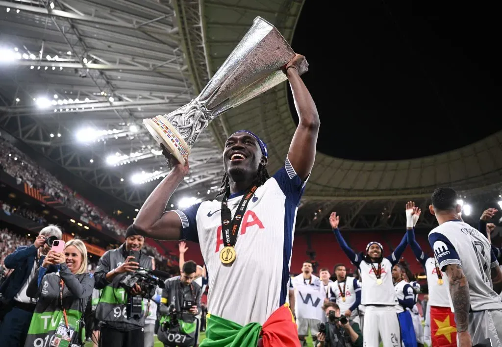 Yves Bissouma, do Tottenham Hotspur, comemora com o troféu da Liga Europa da UEFA após a vitória de sua equipe na final da Liga Europa da UEFA de 2025, entre Tottenham Hotspur e Manchester United, no Estádio de San Mamés, em 21 de maio de 2025, em Bilbao, Espanha. Foto: Justin Setterfield/Getty Images