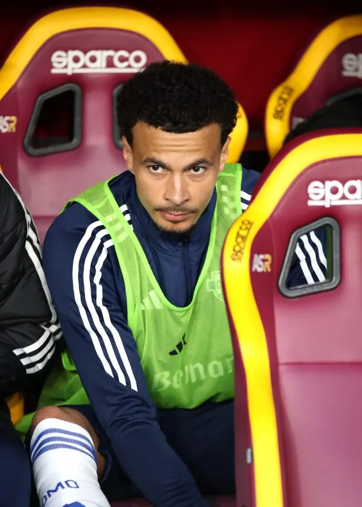 Dele Alli, do Como, observa do banco durante a partida da Série A entre AS Roma e Como, no Estádio Olímpico, em 02 de março de 2025, em Roma, Itália. Foto: Paolo Bruno/Getty Images