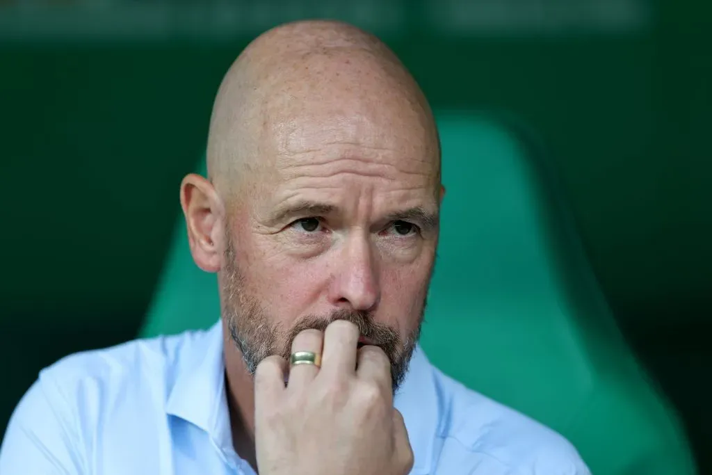 O técnico Erik Ten Hag do Bayer 04 Leverkusen é visto antes da partida da Bundesliga entre SV Werder Bremen e Bayer 04 Leverkusen no Weserstadion em 30 de agosto de 2025 em Bremen, Alemanha. Foto: Christof Koepsel/Getty Images
