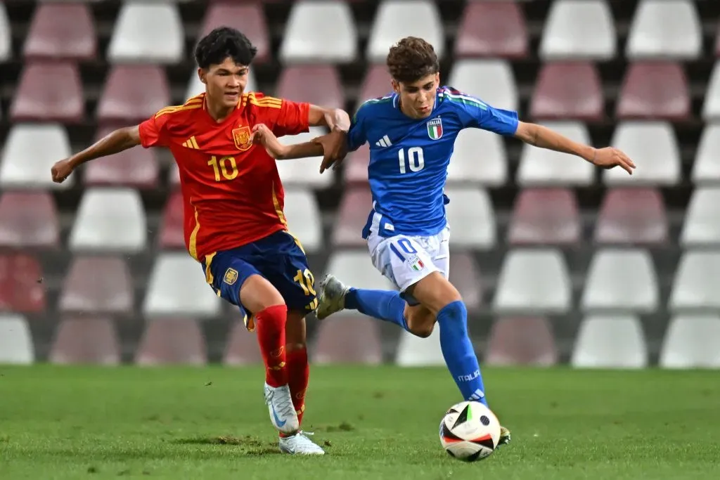Pedro Fernandez, da seleção espanhola sub-17, disputa a bola com Samuele Inacio, da seleção italiana sub-17, durante o amistoso internacional entre Itália sub-17 e Espanha sub-17, no Estádio Nereo Rocco, em 9 de setembro de 2024, em Trieste, Itália. Foto: Alessandro Sabattini/Getty Images