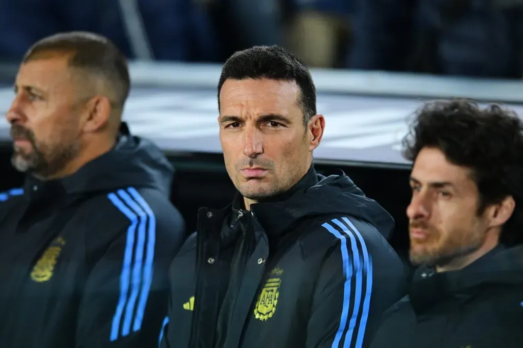 Lionel Scaloni, técnico da Argentina, observa durante a partida sul-americana de qualificação para a Copa do Mundo FIFA 2026 entre Argentina e Venezuela no Estádio Más Monumental Antonio Vespucio Liberti em 04 de setembro de 2025 em Buenos Aires, Argentina. Foto: Marcelo Endelli/Getty Images