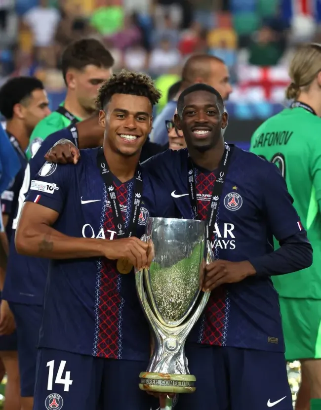Doué e Dembélé, craques do PSG, sofreram lesões pela Seleção da França, na última semana. O primeiro ainda é dúvida contra o Barcelona, podendo ficar de três a quatro semanas fora. Já o último, vai perder o jogo, segundo o portal Le Parisien (Photo by Claudio Villa/Getty Images)