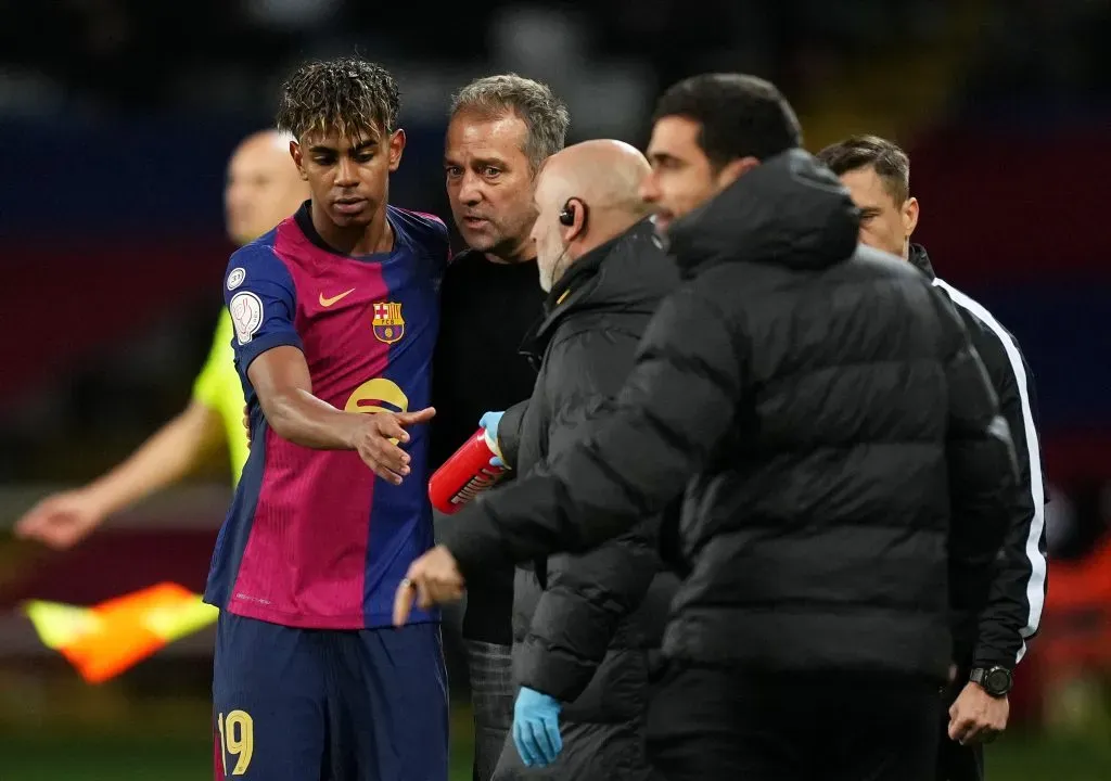 Problema de ego de Lamine Yamal no Barcelona foi destacado pelo portal El Chiringuito. Segundo o portal, o treinador estaria se referindo ao jovem jogador (Photo by Alex Caparros/Getty Images)
