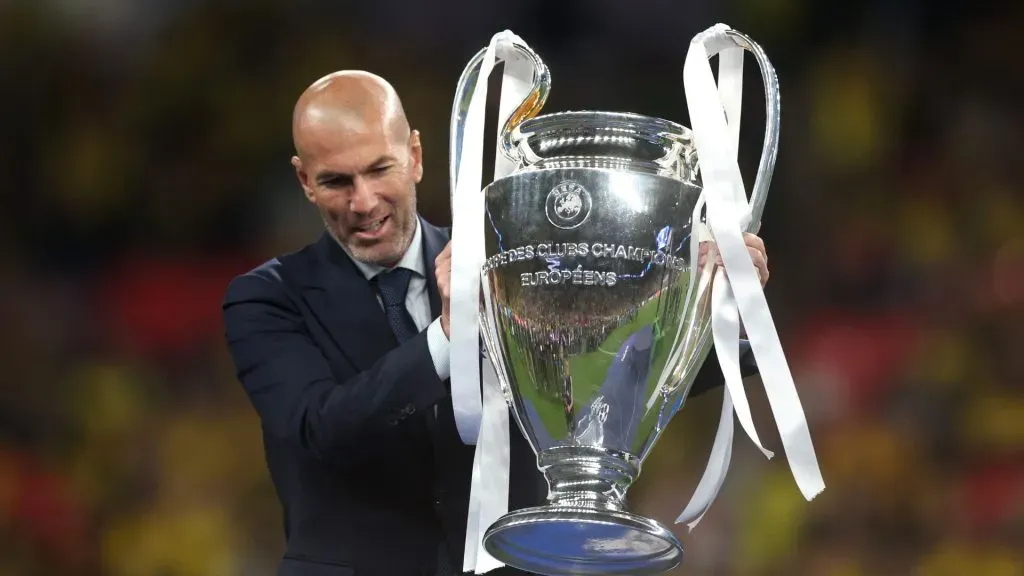 Zidane durante homenagem no Santiago Bernabéu (Foto: Lars Baron/Getty Images)