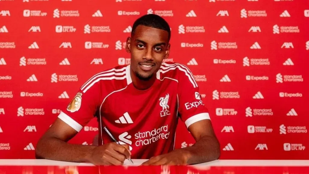 Isak assinando contrato com o Liverpool. Foto: Divulgação/Liverpool