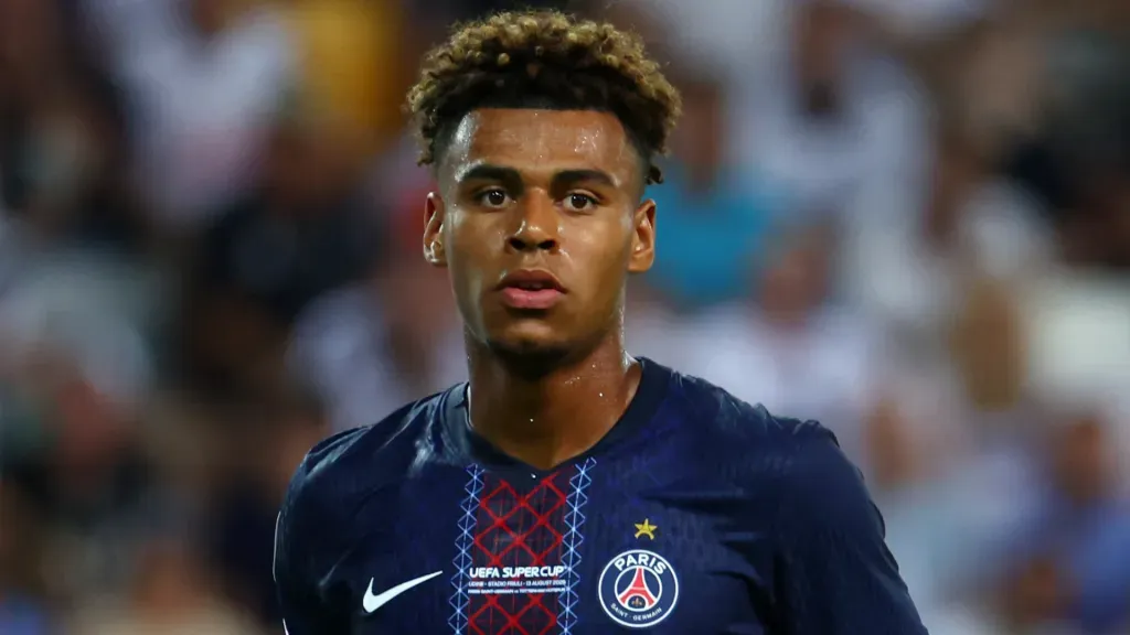 Doué, alvo do Barcelona, em campo com o PSG. Foto: Francesco Scaccianoce/Getty Images
