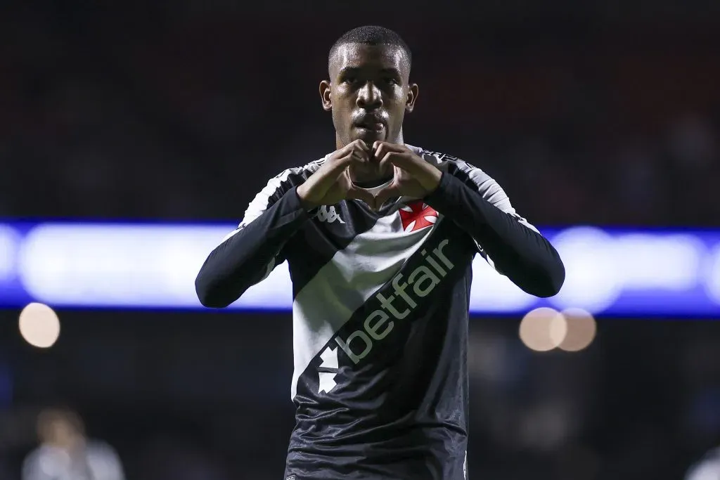 Rayan melhorou seu desempenho após a chegada de Fernando Diniz no Vasco, e agora, ele é peça fundamental na equipe carioca. Diante disso, ele pode não ser liberado para o Mundial sub-20, que começa no final de setembro, no Chile, segundo o portal Atenção Vascaínos. (Foto: Ricardo Moreira/Getty Images)