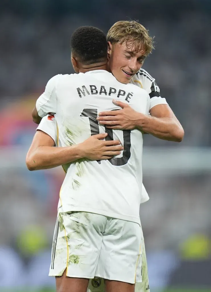 Huijsen e Mbappé, em campo, com a camisa branca, aprovados pela torcida do Barcelona
