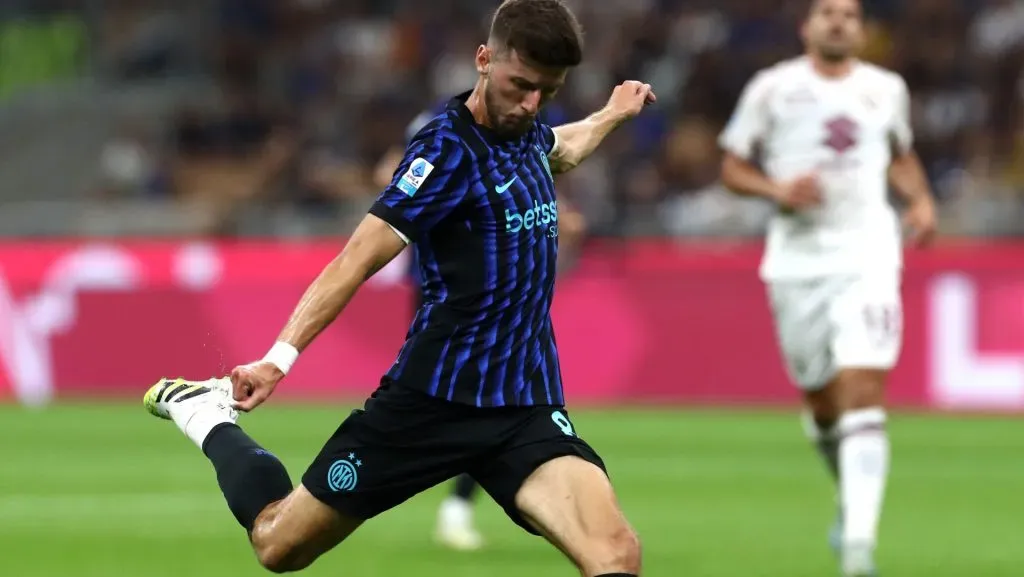 Petar Sucic arremessa durante a partida da Série A. Foto: Marco Luzzani/Getty Images