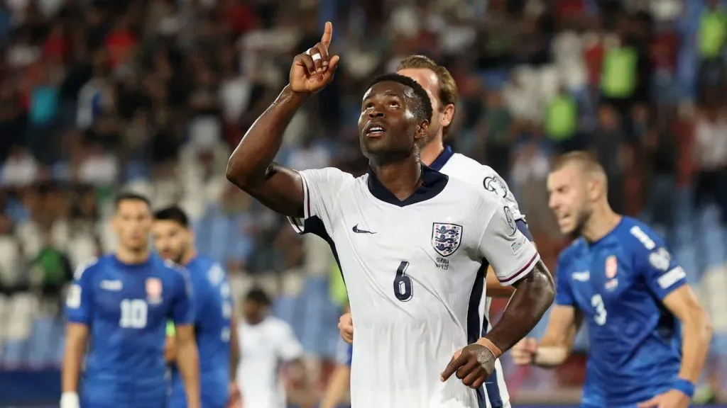 Guehi celebra gol contra a Sérvia, em Belgrado (Foto: Michael Regan/Getty Images)