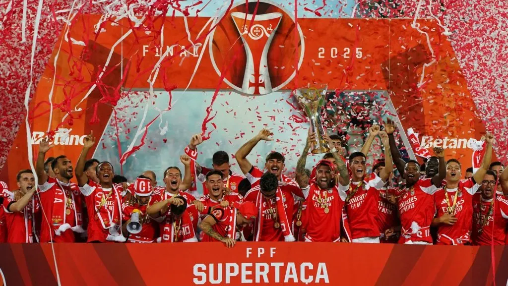 Jogadores do Benfica comemoram após vencerem a Supercopa de Portugal. Foto: Gualter Fatia/Getty Images