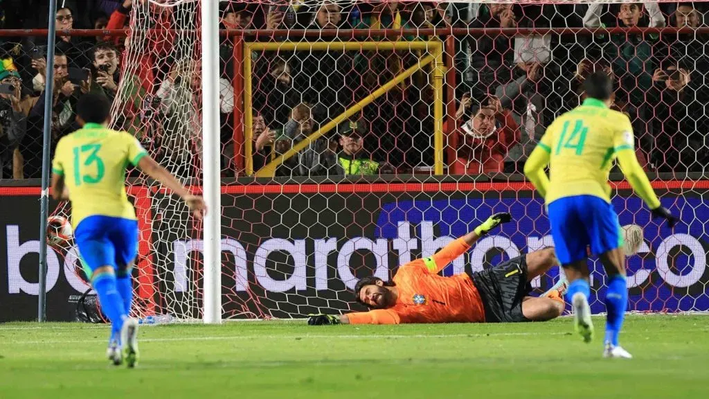 Alisson durante penalidade cobrada por Miguelito nas Eliminatórias (Foto: Buda Mendes/Getty Images)