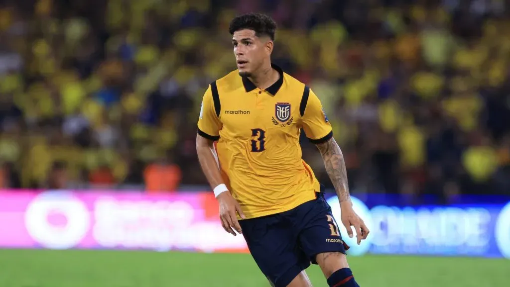 O Arsenal surpreendeu no mercado ao garantir a contratação de Piero Hincapie, defensor equatoriano que brilhou contra a Argentina e já promete disputar espaço na equipe de Mikel Arteta. (Photo by Franklin Jacome/Getty Images)