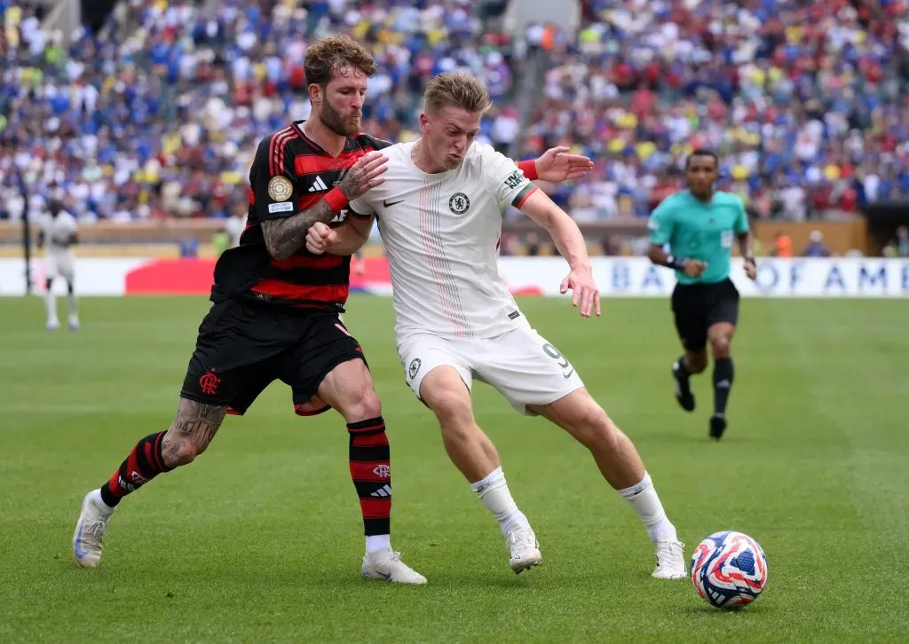 Liam Delap em ação pelo Chelsea. (Photo by David Ramos/Getty Images)