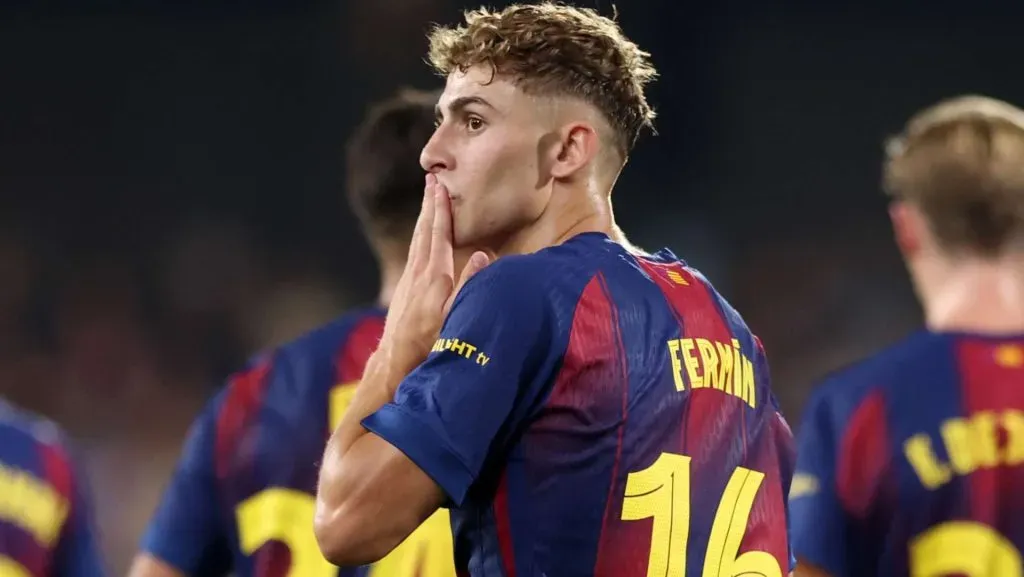 Fermín veste a camisa tradicional do Barcelona, azul e vermelha, número 16, com a mão na boca, de costas e olhando para a torcida. Foto: Judit Cartiel/Getty Images