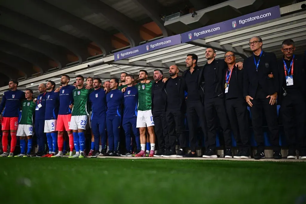 Gennaro Gattuso, técnico da Itália, durante os hinos nacionais antes da partida pelas eliminatórias da Copa do Mundo da FIFA 2026 entre Itália e Estônia, no Estádio de Bérgamo, em 5 de setembro de 2025, em Bérgamo, Itália. Foto: Mattia Ozbot/Getty Images