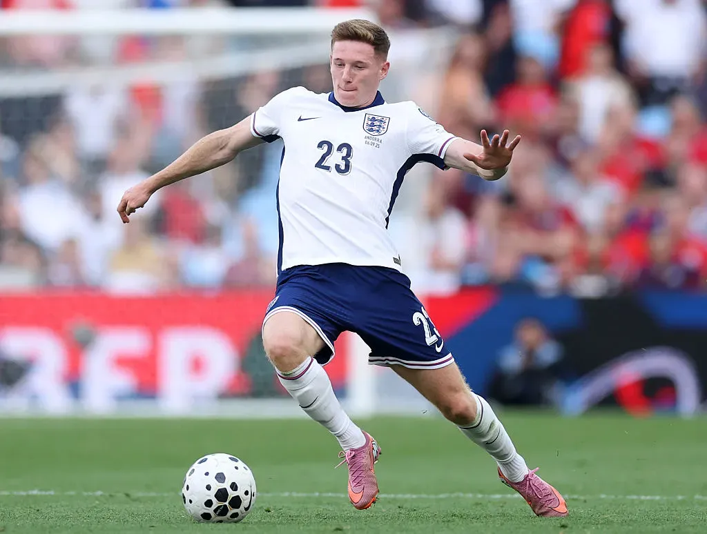 Elliot Anderson em ação pela Inglaterra. Carl Recine/Getty Images.