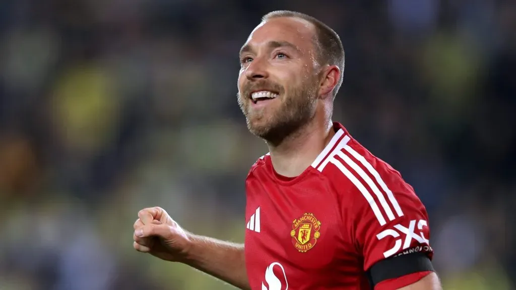 Eriksen, em campo, com a camisa vermelha do Manchester United. (Foto: Burak Kara/Getty Images)