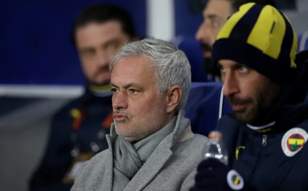 José Mourinho, técnico do Fenerbahçe SK, observa antes da partida de volta das oitavas de final da Liga Europa da UEFA 2024/25 entre Rangers FC e Fenerbahçe SK no Estádio Ibrox, em 13 de março de 2025, em Glasgow, Escócia. Foto: Ian MacNicol/Getty Images