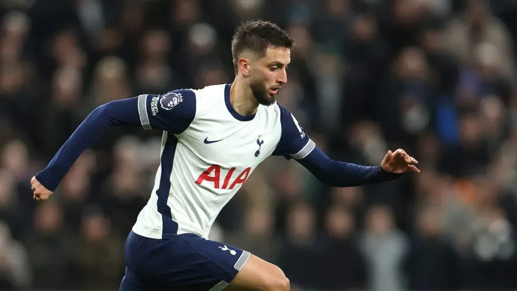 Rodrigo Bentancur, do Tottenham Hotspur, durante a partida da Premier League entre Tottenham Hotspur FC e Manchester City FC no Tottenham Hotspur Stadium, em 26 de fevereiro de 2025, em Londres, Inglaterra. (Foto de Alex Pantling/Getty Images)