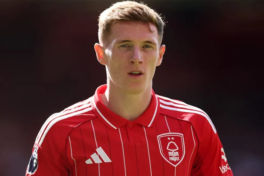 Elliot também atua na Seleção da Inglaterra e é um alvo observado pelo Manchester United de Ruben Amorim, segundo o portal TEAMtalk. Meio-campista de 22 anos possui contrato com o Nottingham Forest até 30 de junho de 2029 e é avaliado em R$183 milhões na cotação atual. (Foto: Dan Istitene/Getty Images)